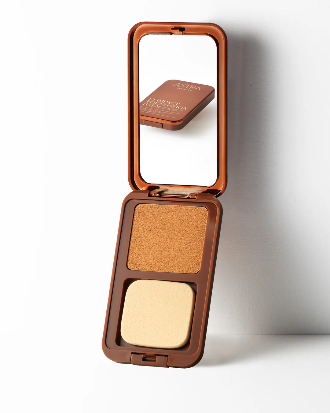 ASTRA COMPACT FOUNDATION BALM MEDIUM04